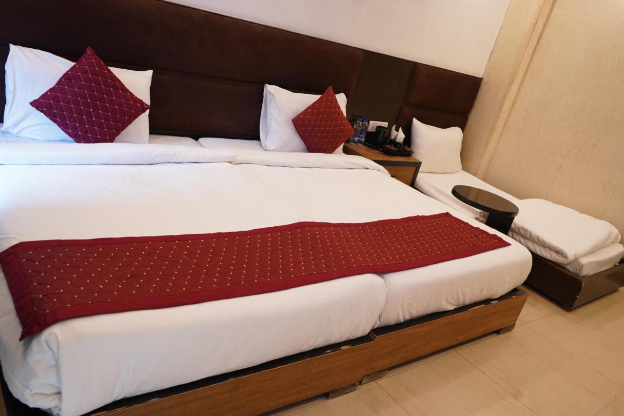 Hotel O Delhi, Near Karol Bagh Main Market And Metro Station 뉴델리 외부 사진