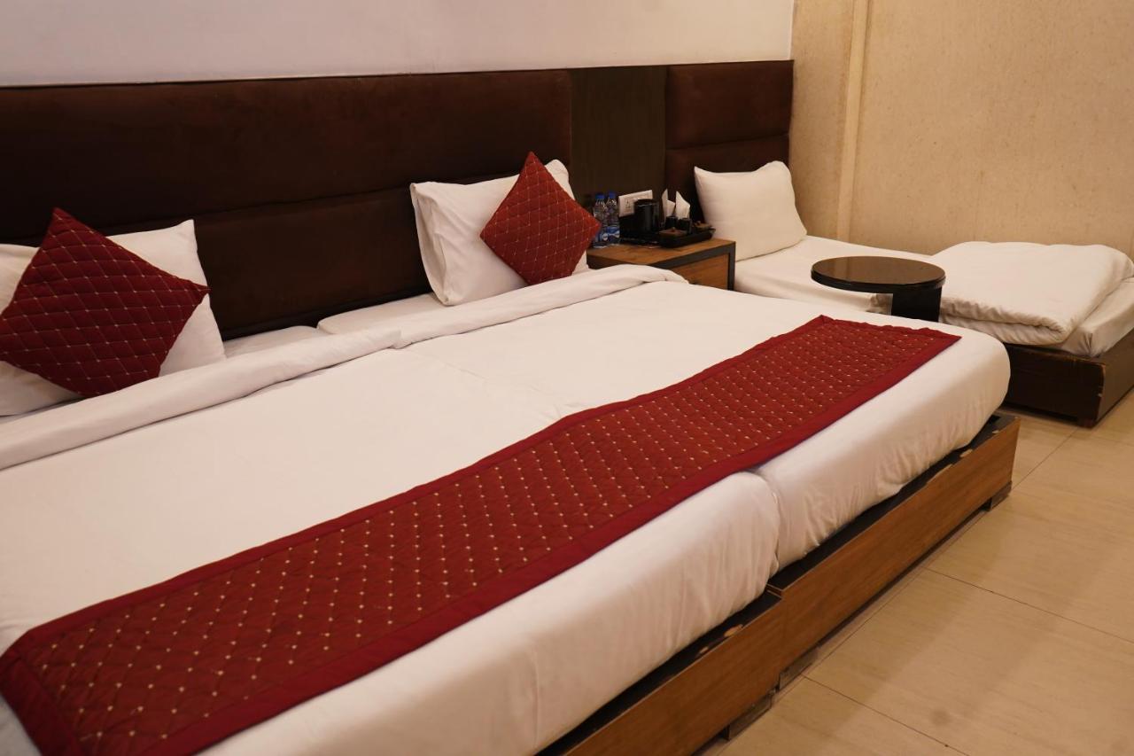 Hotel O Delhi, Near Karol Bagh Main Market And Metro Station 뉴델리 외부 사진