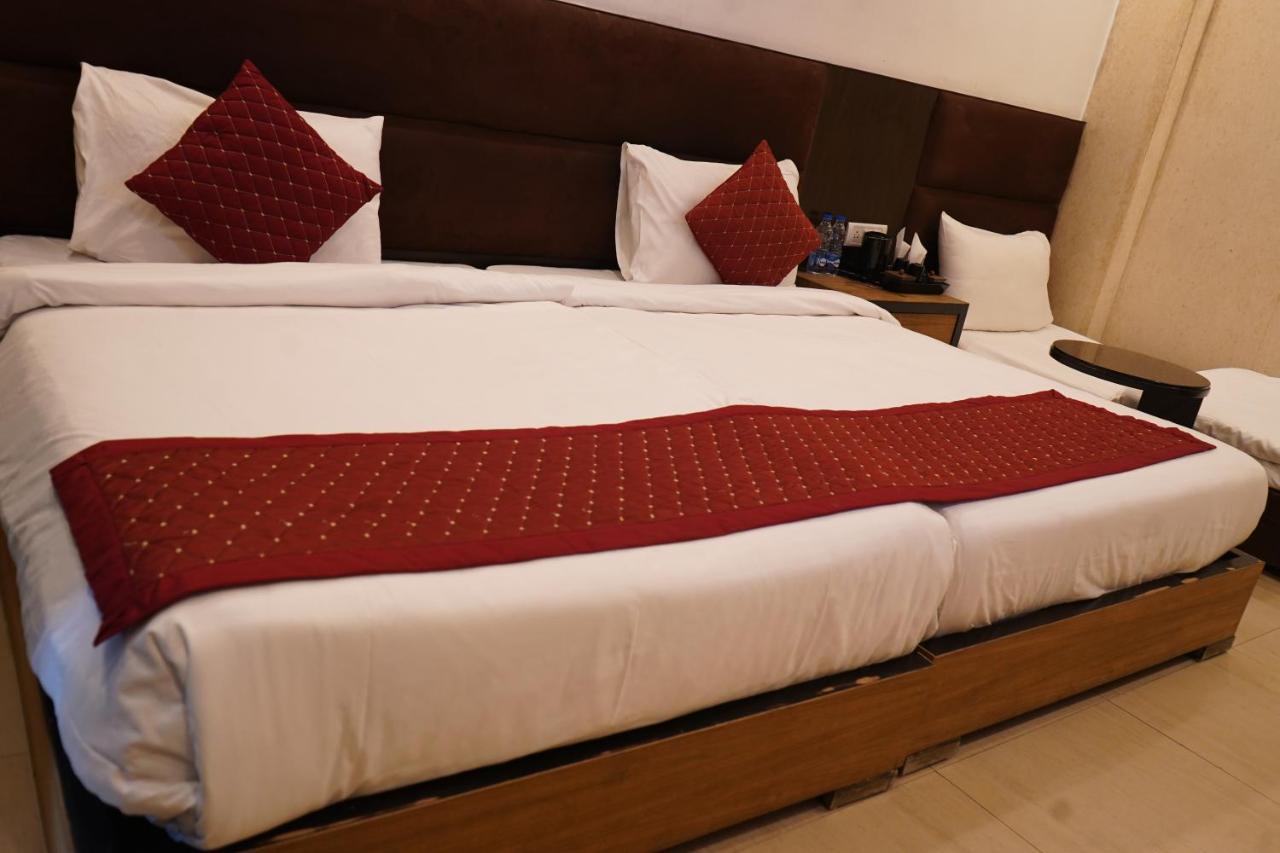 Hotel O Delhi, Near Karol Bagh Main Market And Metro Station 뉴델리 외부 사진
