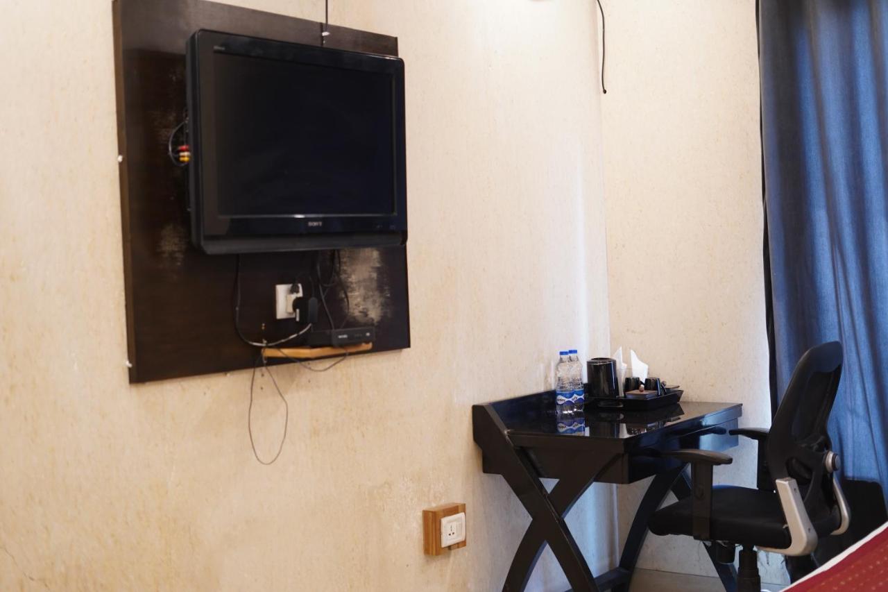 Hotel O Delhi, Near Karol Bagh Main Market And Metro Station 뉴델리 외부 사진