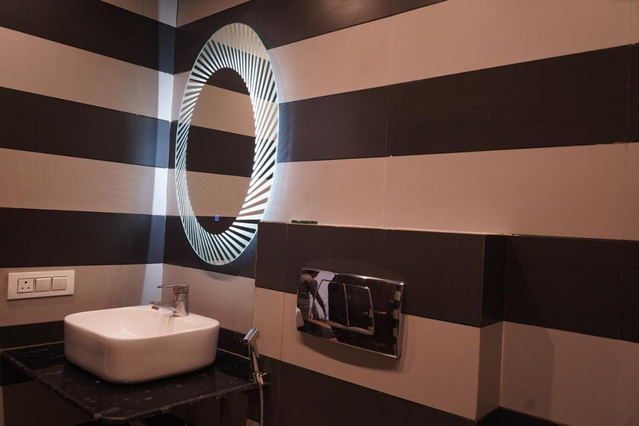Hotel O Delhi, Near Karol Bagh Main Market And Metro Station 뉴델리 외부 사진
