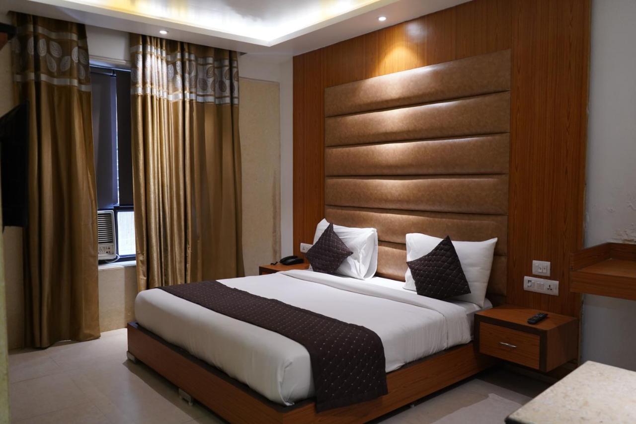 Hotel O Delhi, Near Karol Bagh Main Market And Metro Station 뉴델리 외부 사진