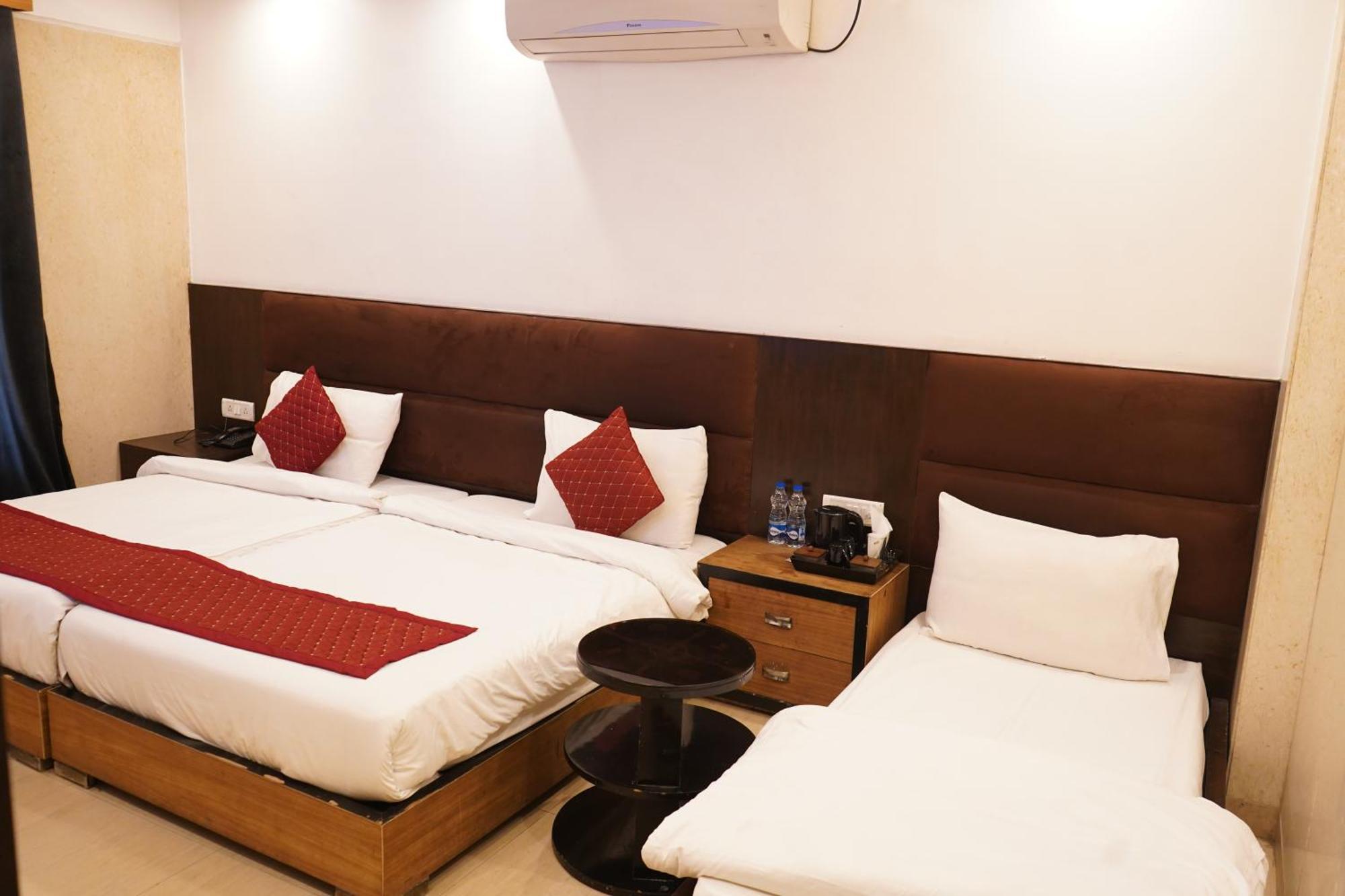 Hotel O Delhi, Near Karol Bagh Main Market And Metro Station 뉴델리 외부 사진