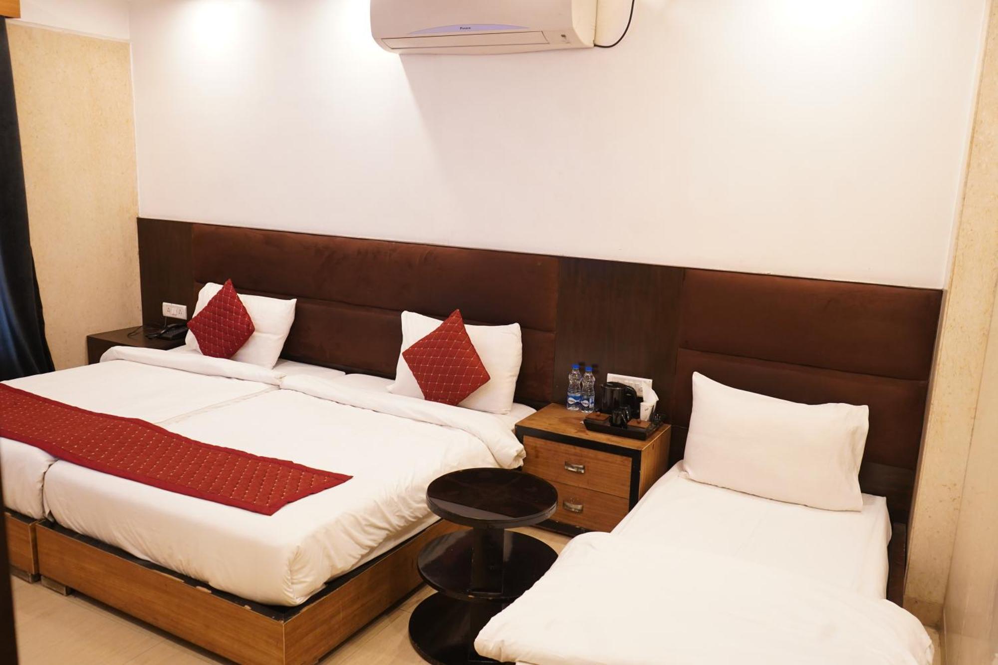 Hotel O Delhi, Near Karol Bagh Main Market And Metro Station 뉴델리 외부 사진