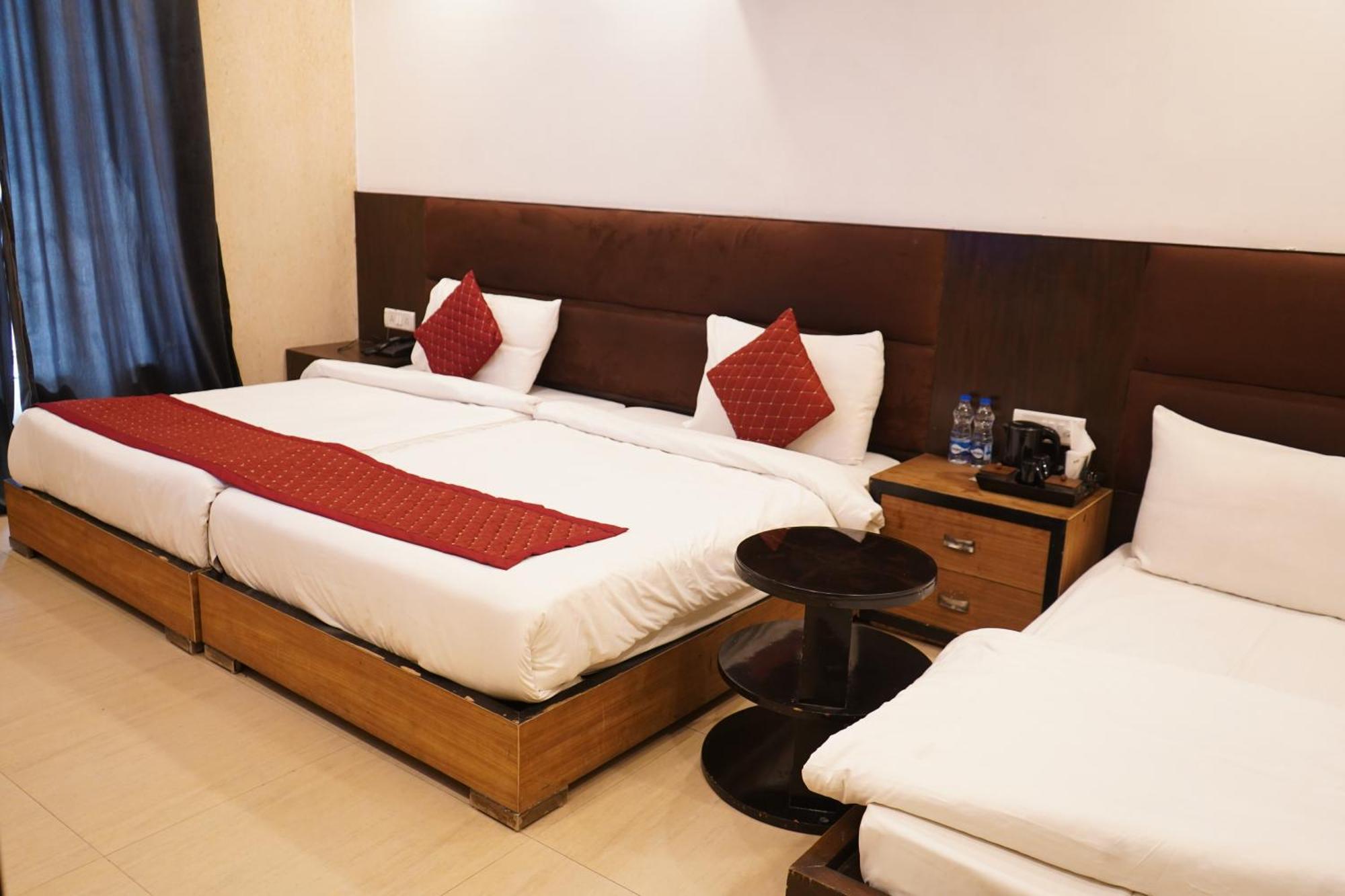 Hotel O Delhi, Near Karol Bagh Main Market And Metro Station 뉴델리 외부 사진