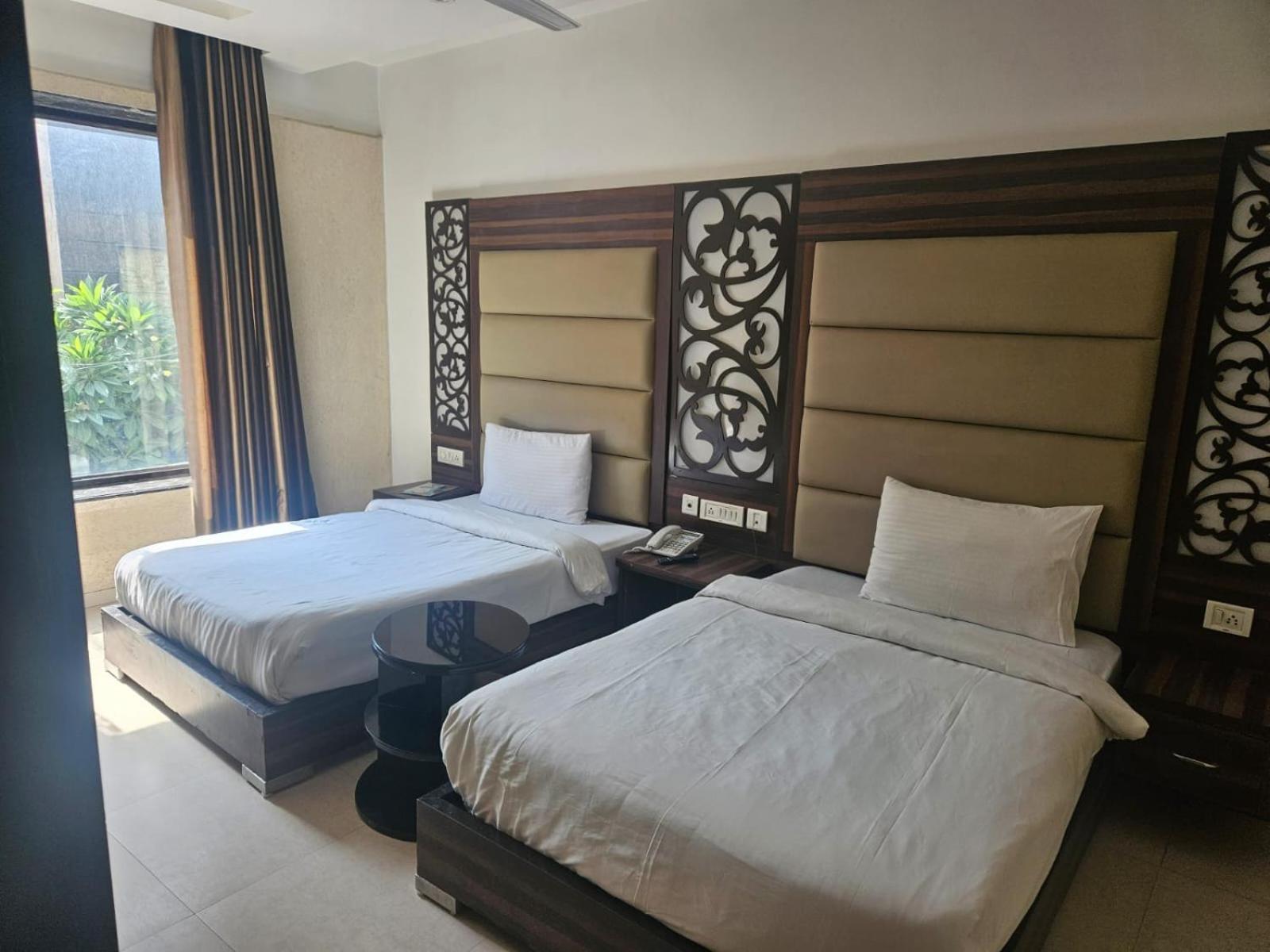 Hotel O Delhi, Near Karol Bagh Main Market And Metro Station 뉴델리 외부 사진