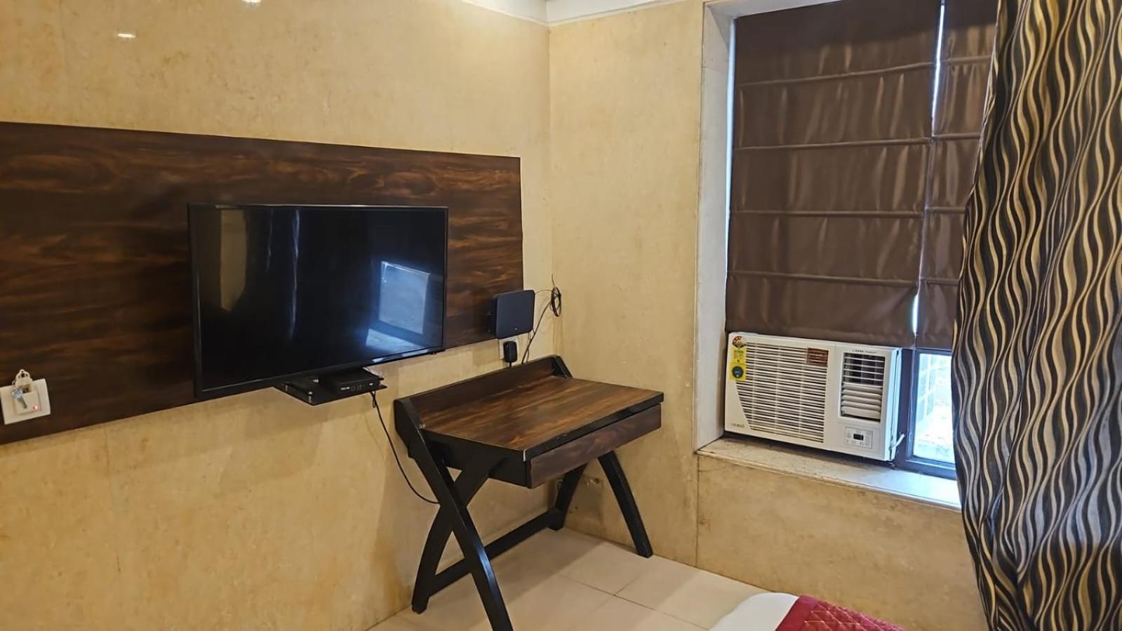Hotel O Delhi, Near Karol Bagh Main Market And Metro Station 뉴델리 외부 사진