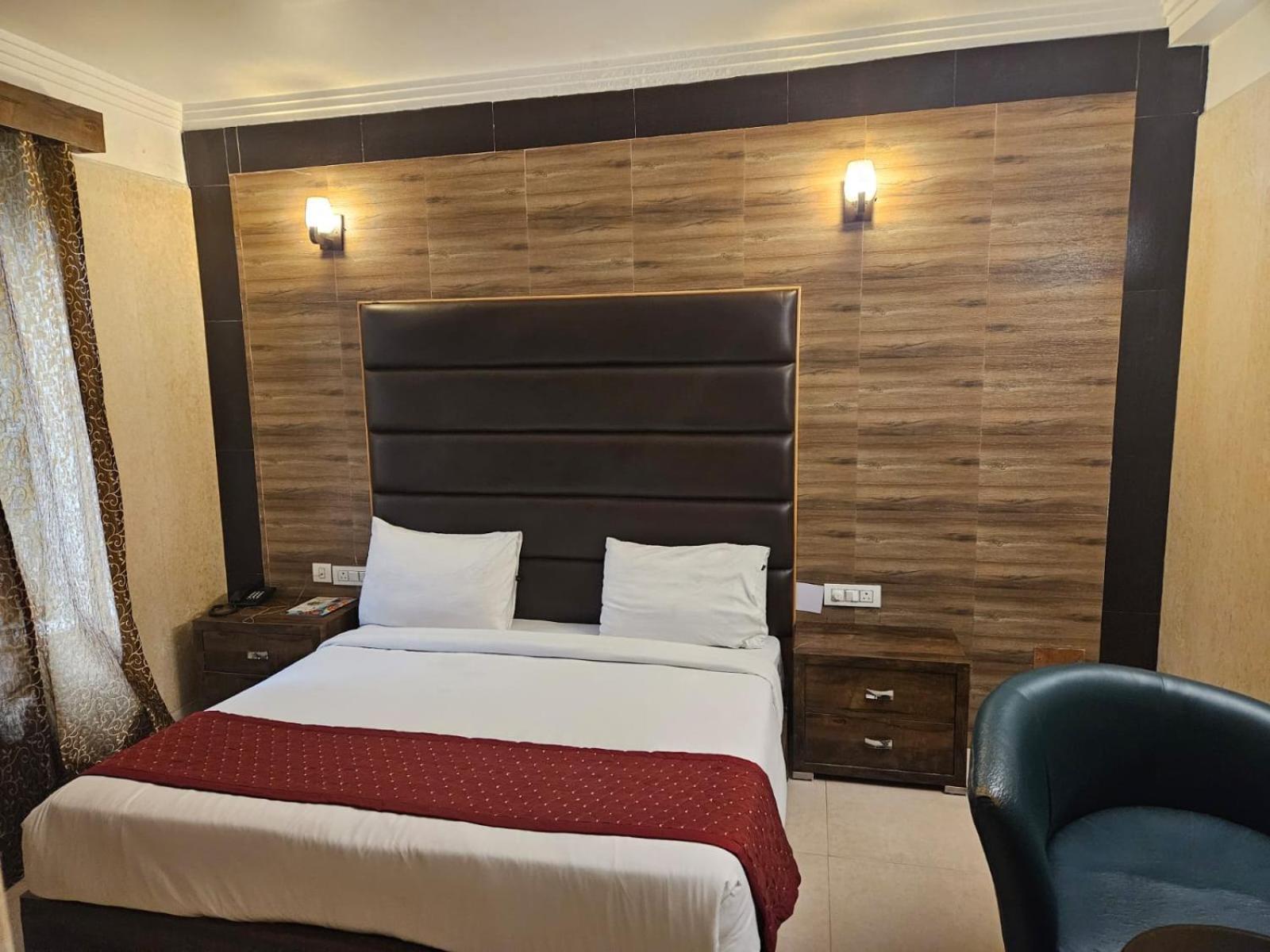 Hotel O Delhi, Near Karol Bagh Main Market And Metro Station 뉴델리 외부 사진