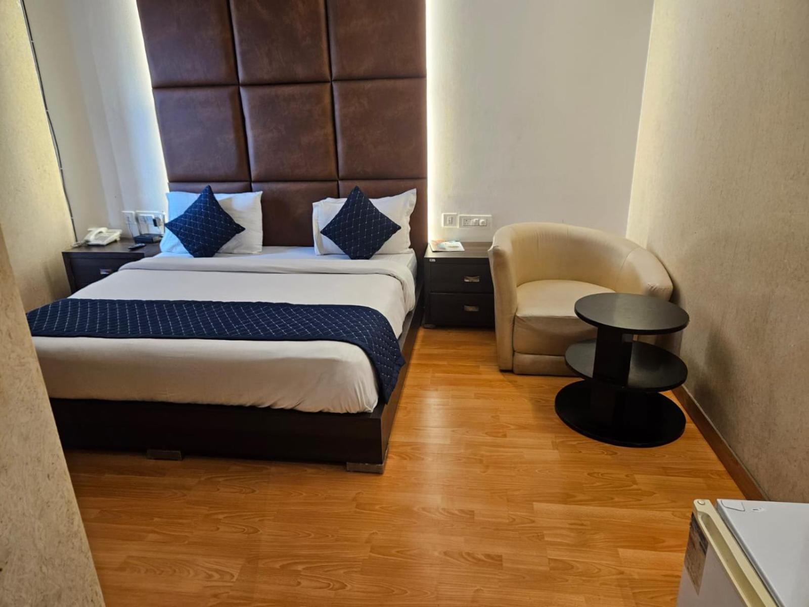 Hotel O Delhi, Near Karol Bagh Main Market And Metro Station 뉴델리 외부 사진