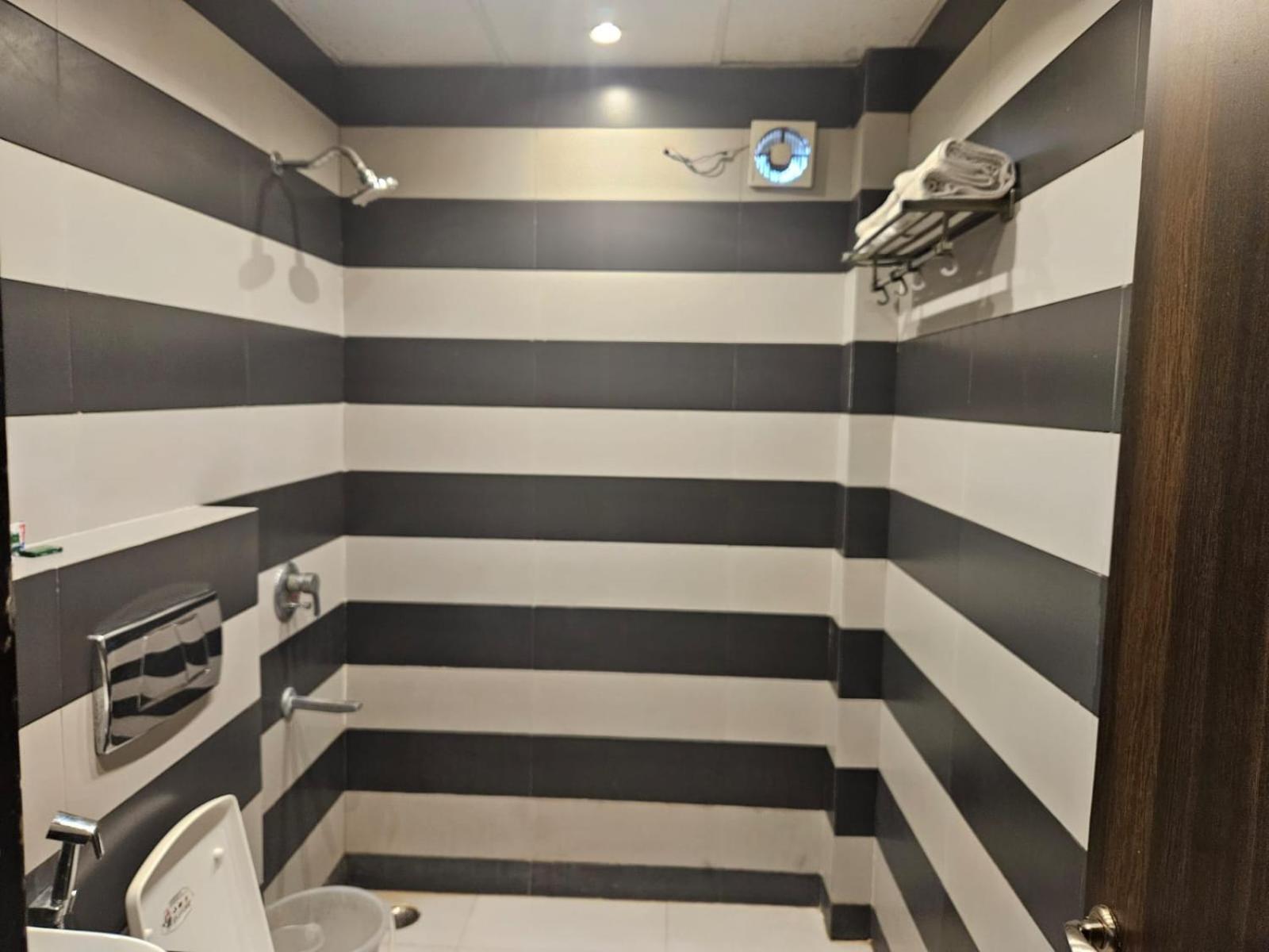 Hotel O Delhi, Near Karol Bagh Main Market And Metro Station 뉴델리 외부 사진