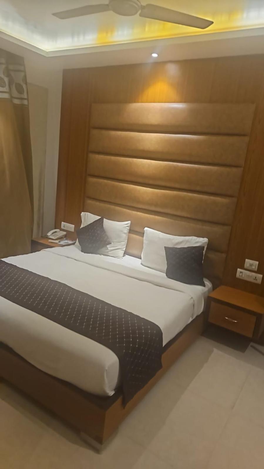 Hotel O Delhi, Near Karol Bagh Main Market And Metro Station 뉴델리 외부 사진